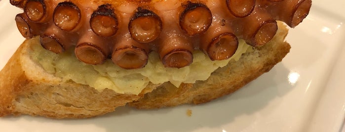Pintxos is one of Carlosさんのお気に入りスポット.