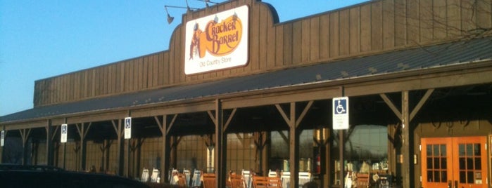 Cracker Barrel Old Country Store is one of Tempat yang Disukai Rew.