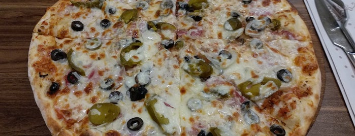 Capua Pizza is one of Tempat yang Disukai Murat.