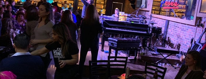 Pete's Dueling Piano Bar is one of Places to go.