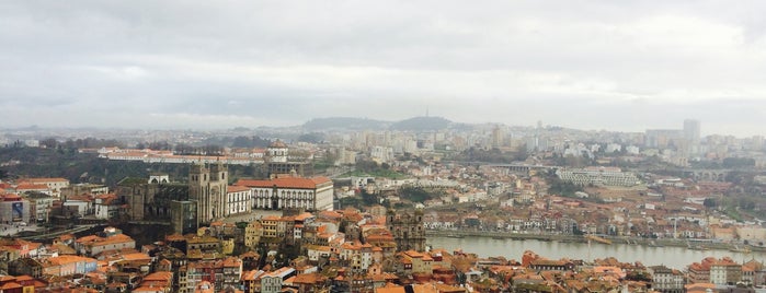 Torre dos Clérigos is one of Orte, die Elif gefallen.