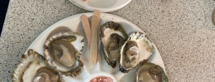 The West Mersea Oyster Bar is one of Lugares favoritos de Elif.