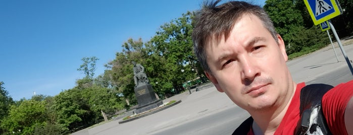 Памятник А.П.Чехову is one of Tempat yang Disukai Valentin.