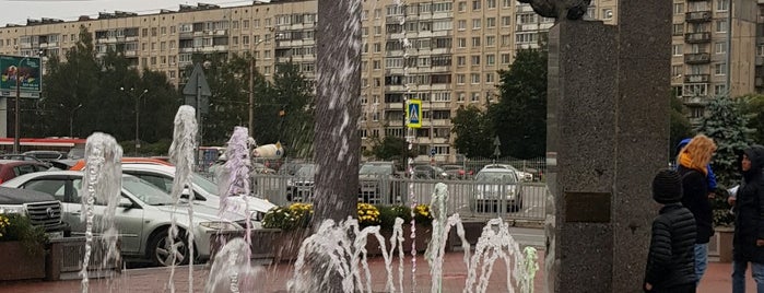 Поющий фонтан «Времена года» is one of Orte, die Hellen gefallen.