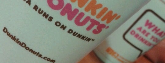 Dunkin' is one of Lugares favoritos de Mary.