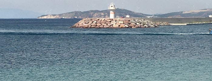 Yeni Foça Beach is one of Posti che sono piaciuti a Dr.Gökhan.