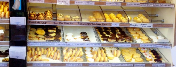 Yum Yum Bake Shop is one of สถานที่ที่ melinda ถูกใจ.