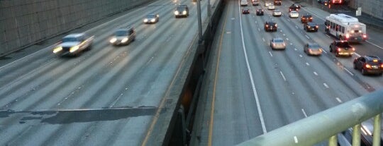 I-5 Overpass is one of Lugares favoritos de Jeff.