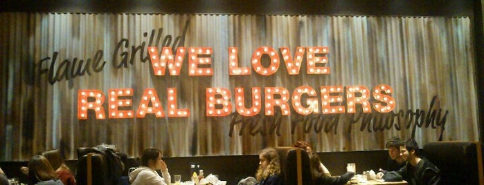 Simply Burgers is one of สถานที่ที่ Vana ถูกใจ.