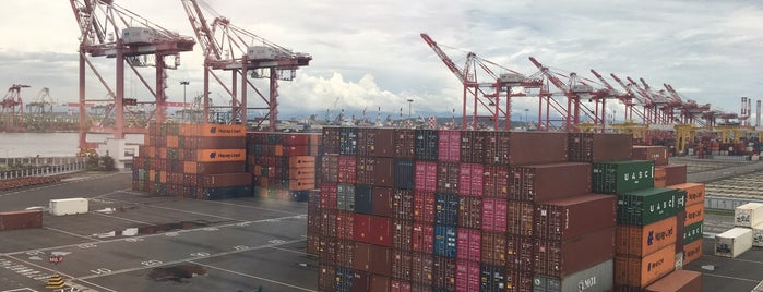 Kaohsiung International Container Port is one of Tempat yang Disukai Muhammad.