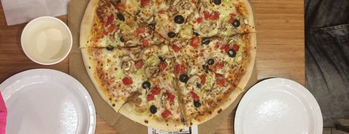 Domino's Pizza | დომინოს პიცა is one of Lugares favoritos de Temo.