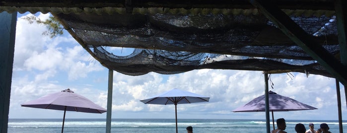 Pantai Serangan Surf Spot is one of Polly'un Beğendiği Mekanlar.
