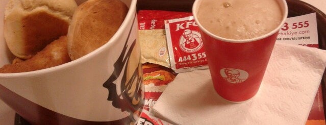 KFC is one of Locais curtidos por 🇹🇷K🖐🏽Ⓜ️🅰️💪.