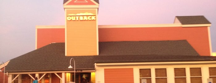 Outback Steakhouse is one of Tempat yang Disukai Lesley.