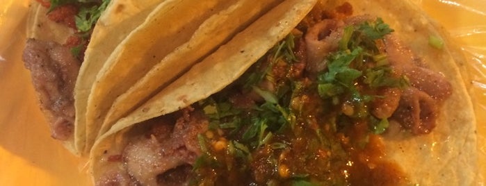 Tacos de tripas del Expiatorio is one of สถานที่ที่บันทึกไว้ของ Miguel.
