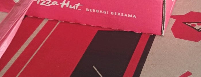 Pizza Hut is one of Tempat Makan.