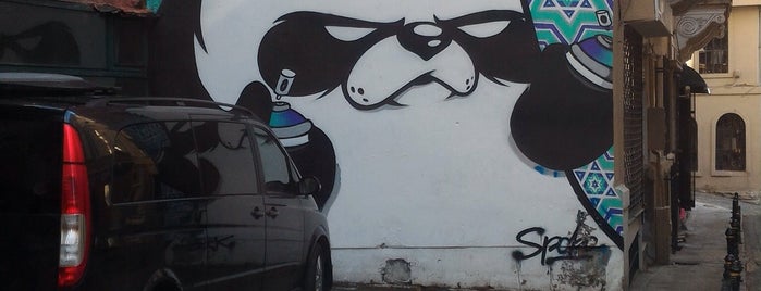 Graffiti Street is one of Ahmad🌵'ın Kaydettiği Mekanlar.