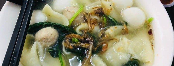 华华贪吃街面粉果 is one of Makan Makan Johor.