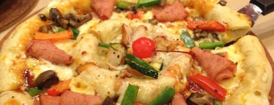 Pizza Hut is one of Locais curtidos por Pushkar.