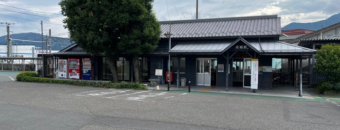Sakaki Station is one of しなの鉄道線.