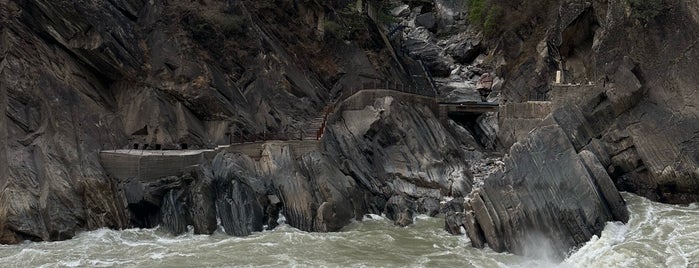 Tiger Leaping Gorge is one of place n food in China.
