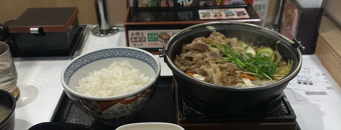 Yoshinoya is one of 食べ物処.