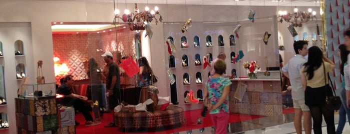 Christian Louboutin is one of Lugares favoritos de Lucia.
