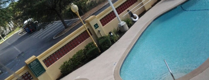 La Quinta Inn & Suites USF (Near Busch Gardens) is one of Orte, die Sarah gefallen.
