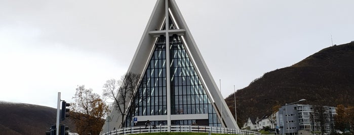 Ishavskatedralen is one of Tromsø.