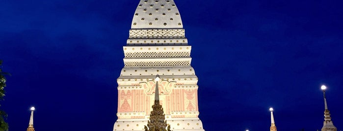 Phra That Renu Nakhon is one of เมืองสวย.