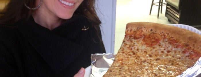 Jumbo Slice Pizza is one of Lugares guardados de Catherine.