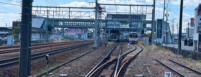 Kisogawa Station is one of 都道府県境駅(JR).