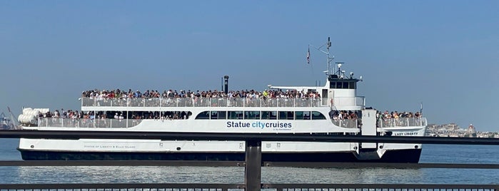 Statue of Liberty Ferry is one of สถานที่ที่ Marco ถูกใจ.