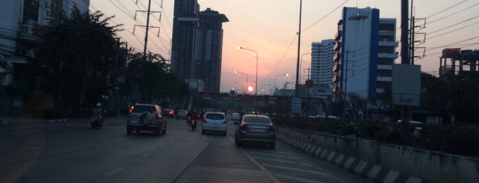 Charoen Rat Junction is one of Traffic-Thailand.