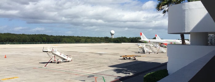 Cancún Uluslararası Havalimanı (CUN) is one of Juan Gerardo'nun Beğendiği Mekanlar.
