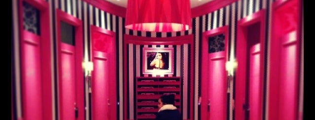 Victoria's Secret Pink is one of Lugares favoritos de Karenina.