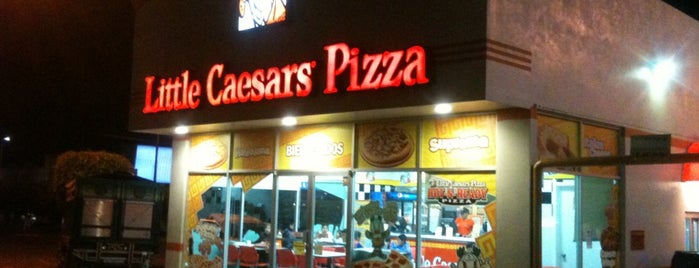 Little Caesars is one of Posti che sono piaciuti a Bere.