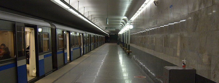 metro Ulitsa Starokachalovskaya is one of Tempat yang Disukai Андрей.