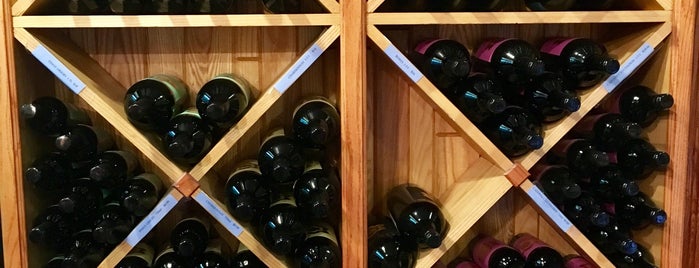 Sarnelli's Wine Cellar is one of Brews y Pubs.
