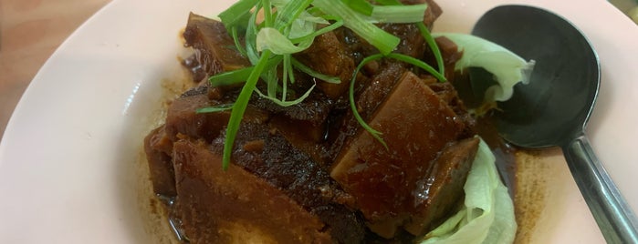 高记饭店 (Wong Koh Kee) is one of Food.