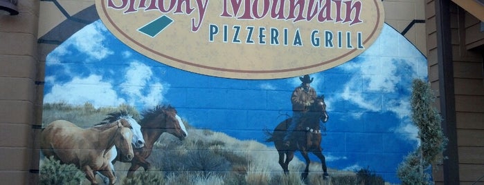 Smoky Mountain Pizzeria Grill is one of Lugares favoritos de Gayla.