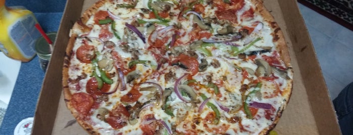 Snappy Tomato Pizza is one of Tempat yang Disukai Emyr.