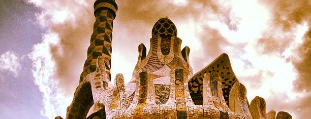 Park Güell is one of Lugares que visitar.