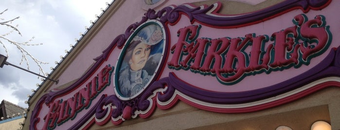 Fannie Farkle's is one of สถานที่ที่ Todd ถูกใจ.