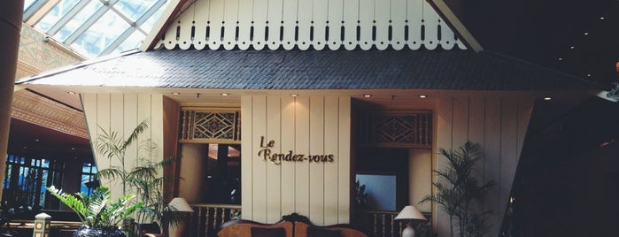 Le Rendez-Vous Lounge is one of Le Méridien Jakarta.