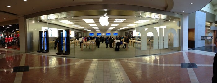 Apple Place Ste-Foy is one of Pierre-Alexandreさんのお気に入りスポット.