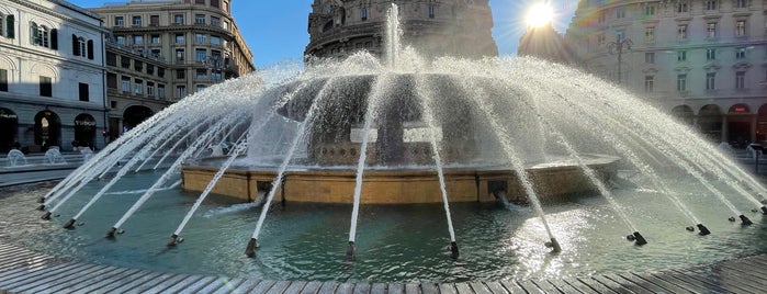 Piazza de Ferrari is one of Lugares favoritos de Dade.