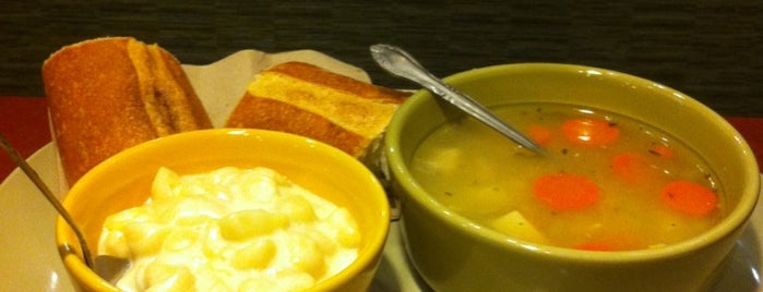 Panera Bread is one of Lugares favoritos de Julia.