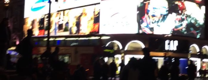 Piccadilly Circus is one of Tempat yang Disukai Nawal.