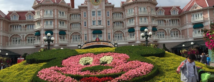 Disneyland Paris is one of สถานที่ที่ Nawal ถูกใจ.